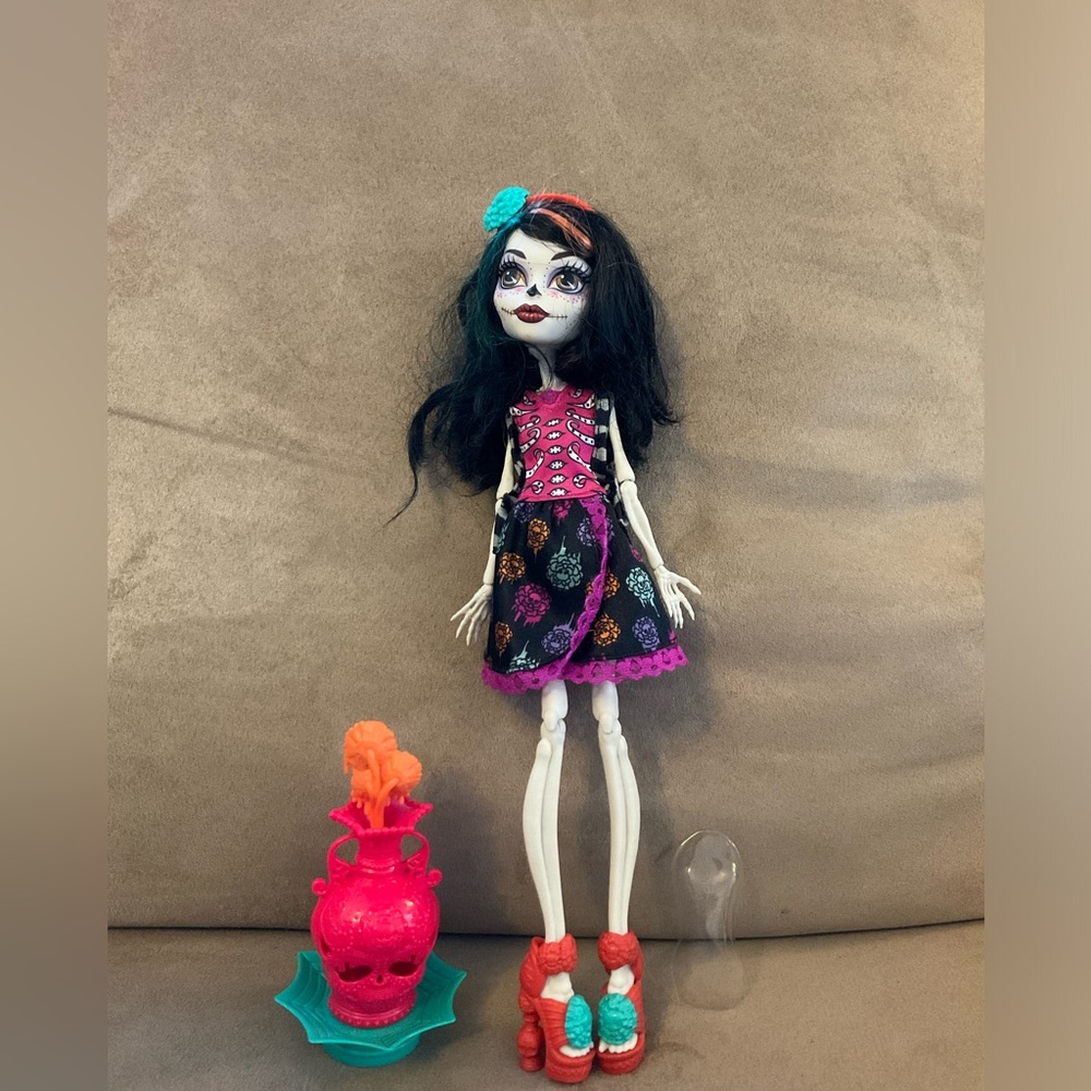 Monster High Skelita Calaveras Art Class Doll